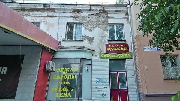 Разбитые витрины магазинов на улице Карла Маркса в Тольятти