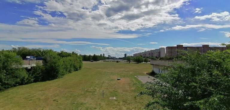 Вид на пустырь со стилобата Дворца культуры и техники (ДКиТ) в Тольятти