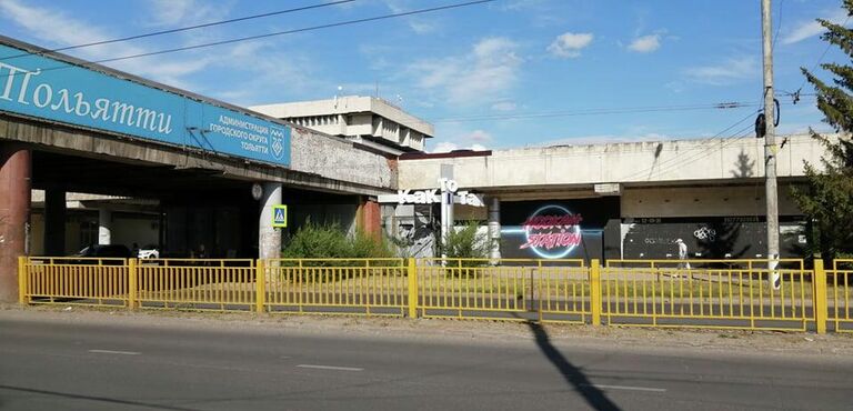 Вид снизу на стилобат Дворца культуры и техники в Тольятти