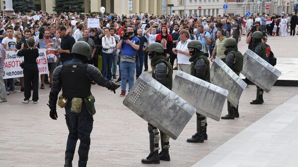 Участники акции протеста и военнослужащие в Минске