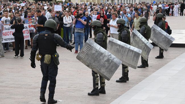 Участники акции протеста и военнослужащие в Минске