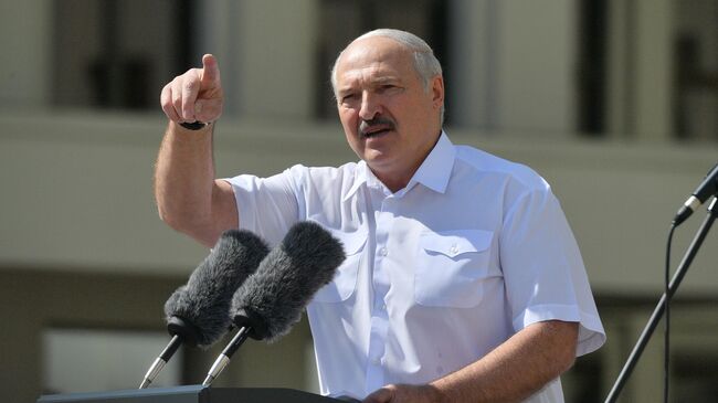 Президент Белоруссии Александр Лукашенко выступает на митинге, организованном в его поддержку на площади Независимости в Минске