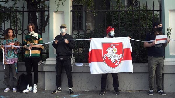 Участники акции в поддержку жителей Белоруссии у посольства республики в Москве