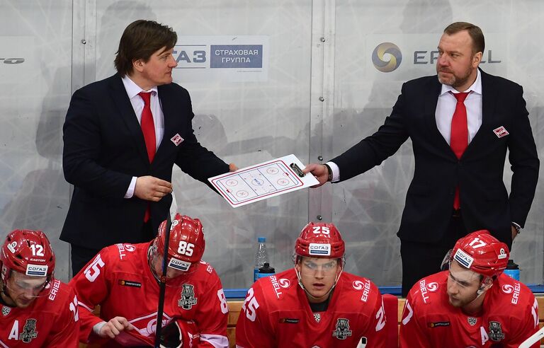 Главный тренер ХК Спартак Вадим Епанчинцев (справа) и тренер ХК Спартак Андрей Потайчук