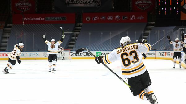 Хоккеисты Бостон Брюинз празднуют победу в матче Кубка Стэнли НХЛ