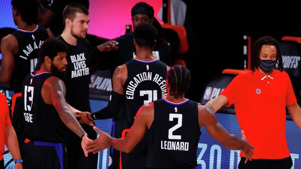 Баскетболисты Лос-Анджелес Клипперс в матче плей-офф НБА