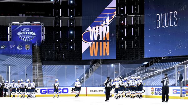 Хоккеисты Сент-Луис Блюз празднуют победу в матче плей-офф НХЛ