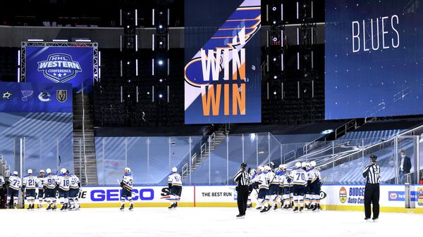 Хоккеисты Сент-Луис Блюз празднуют победу в матче плей-офф НХЛ