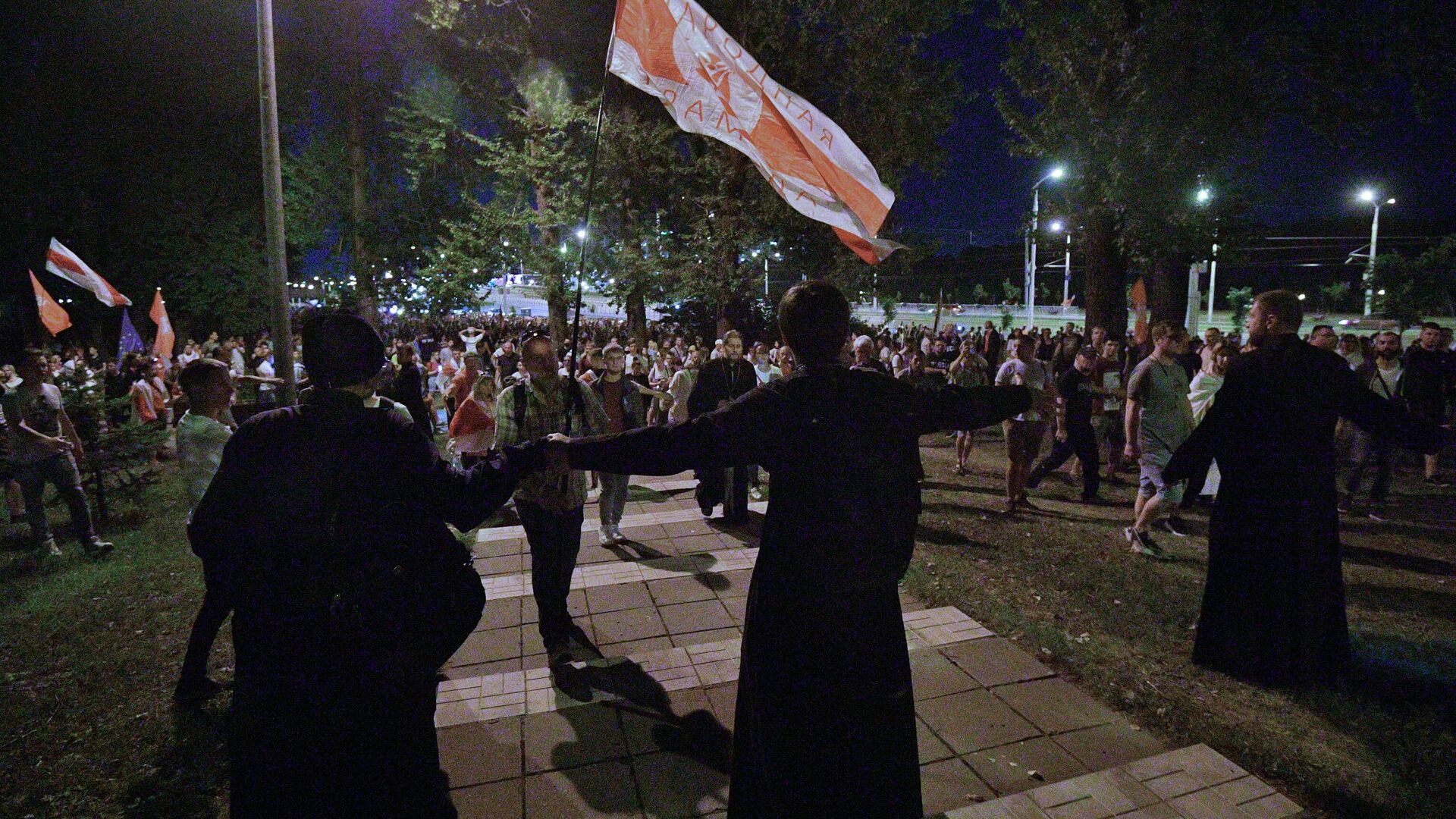 Волонтеры пытаются остановить колонну протестующих, направляющихся к изолятору на улице Окрестина в Минске - РИА Новости, 1920, 20.08.2020