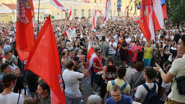 Участники несанкционированной акции перед следственным изолятором No1 на улице Володарского в Минске