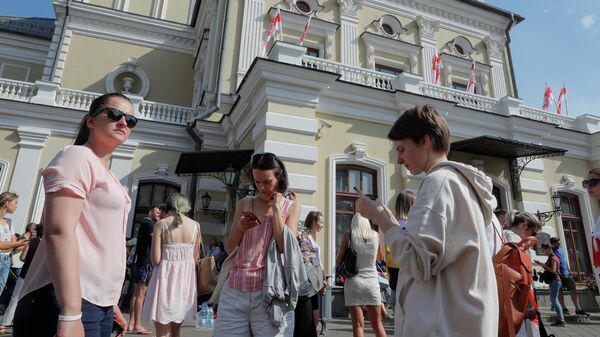 Протестующие возле Купаловского театра в Минске