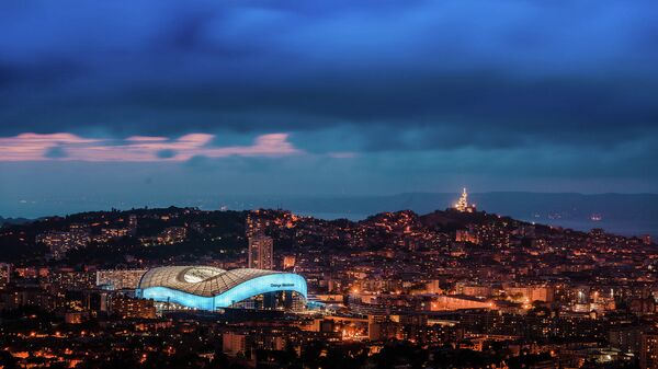 Обзорный вид Марселя со стадионом Велодром