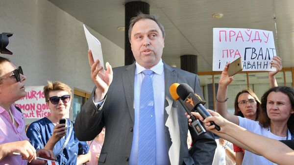 Министра здравоохранения Белоруссии Владимир Караник возле здания министерства здравоохранения в Минске 