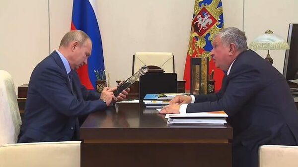 Сечин подарил Путину бутылку с нефтью