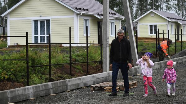 Местные жители возле индивидуальных жилых домов в микрорайоне Березовая роща в городе Тулун Иркутской области