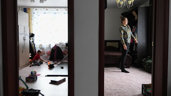 Местная жительница Ксения Филиппова в новой квартире в микрорайоне Угольщиков в городе Тулун Иркутской области
