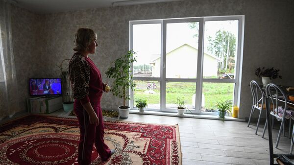 Местная жительница Татьяна Долгих в новом доме в микрорайоне Березовая роща в городе Тулун Иркутской области