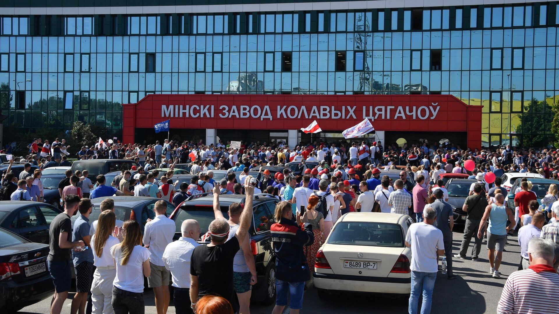 Участники митинга оппозиции возле Минского завода колёсных тягачей - РИА Новости, 1920, 21.08.2020