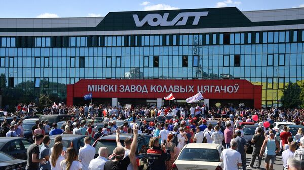 Участники митинга оппозиции возле Минского завода колёсных тягачей