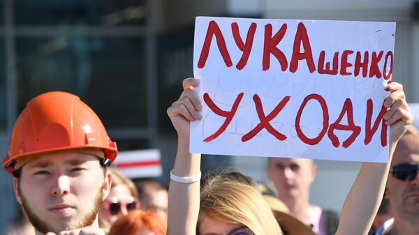 Участники митинга оппозиции возле Минского завода колёсных тягачей.