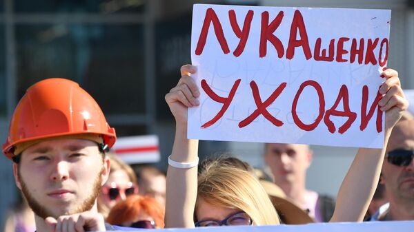 Участники митинга оппозиции возле Минского завода колёсных тягачей.
