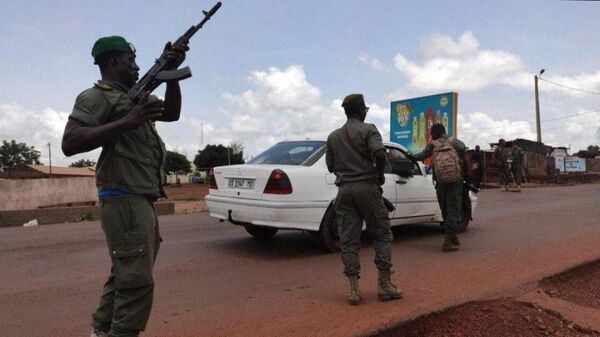 Военнослужащие во время митинга в поддержку военного мятежа в столице Мали Бамако