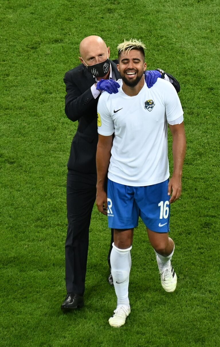 Главный тренер Сочи Владимир Федотов и полузащитник Сочи Кристаин Нобоа