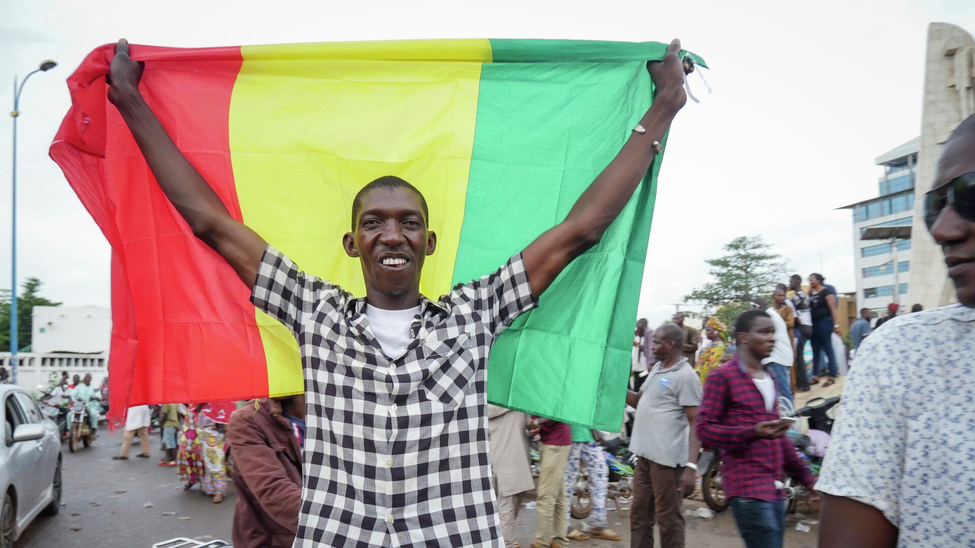 Демонстрант с флагом в столице Мали Бамако. 18 августа 2020 - РИА Новости, 1920, 11.11.2021