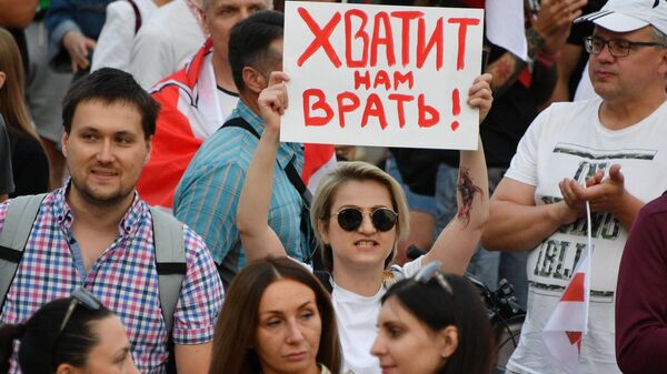 Участники акции протеста на площади Независимости в Минске