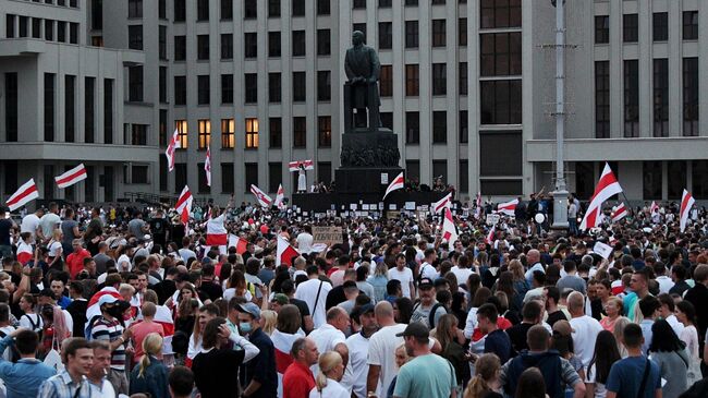 Участники акции протеста на площади Независимости в Минске