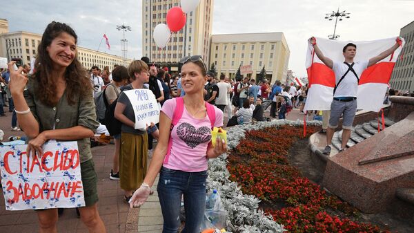 Волонтеры раздают еду во время акции протеста на площади Независимости в Минске