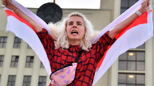 Участница акции протеста на площади Независимости в Минске