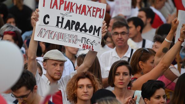 Участники акции протеста на площади Независимости в Минске