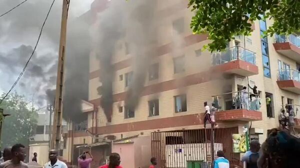 Пожар в здании во время митинга в поддержку военного мятежа в столице Мали Бамако