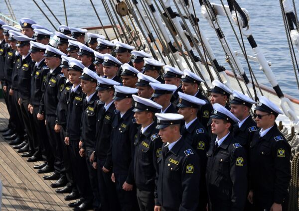 Курсанты на палубе барка Седов перед отправлением в экспедицию по Северному морскому пути из Владивостока в Калининград