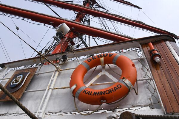 Спасательный круг на борту парусника Седов. Барк Седов под парусами отправится в экспедицию по Северному морскому пути из Владивостока в Калининград