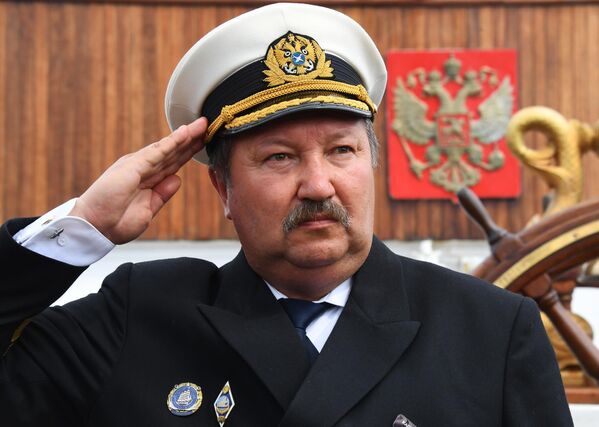 Капитан барка Седов Виктор Николин на палубе судна перед отправлением в экспедицию по Северному морскому пути из Владивостока в Калининград