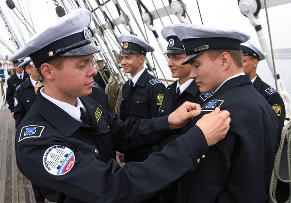 Курсанты на палубе барка Седов перед отправлением в экспедицию по Северному морскому пути из Владивостока в Калининград