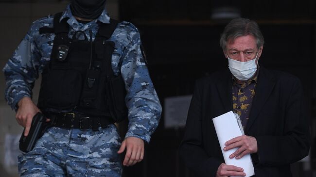 Актер Михаил Ефремов выходит из здания Пресненского суда города Москвы