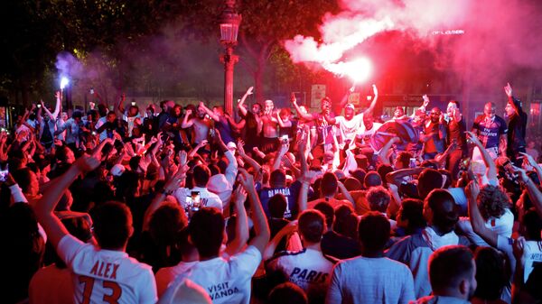 Фанаты Пари Сен-Жермен празднуют победу клуба на Елисейских полях в Париже