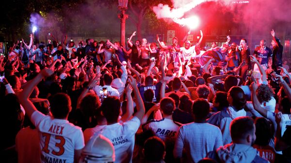 Фанаты Пари Сен-Жермен празднуют победу клуба на Елисейских полях в Париже