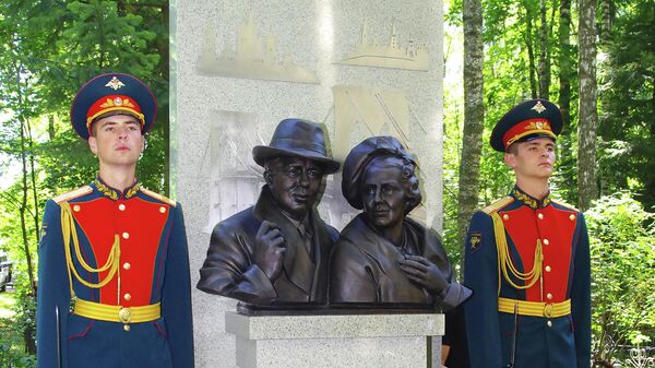  Памятник легендарным разведчикам Исхаку и Елене Ахмеровым, открытый на Химкинском кладбище в Москве
