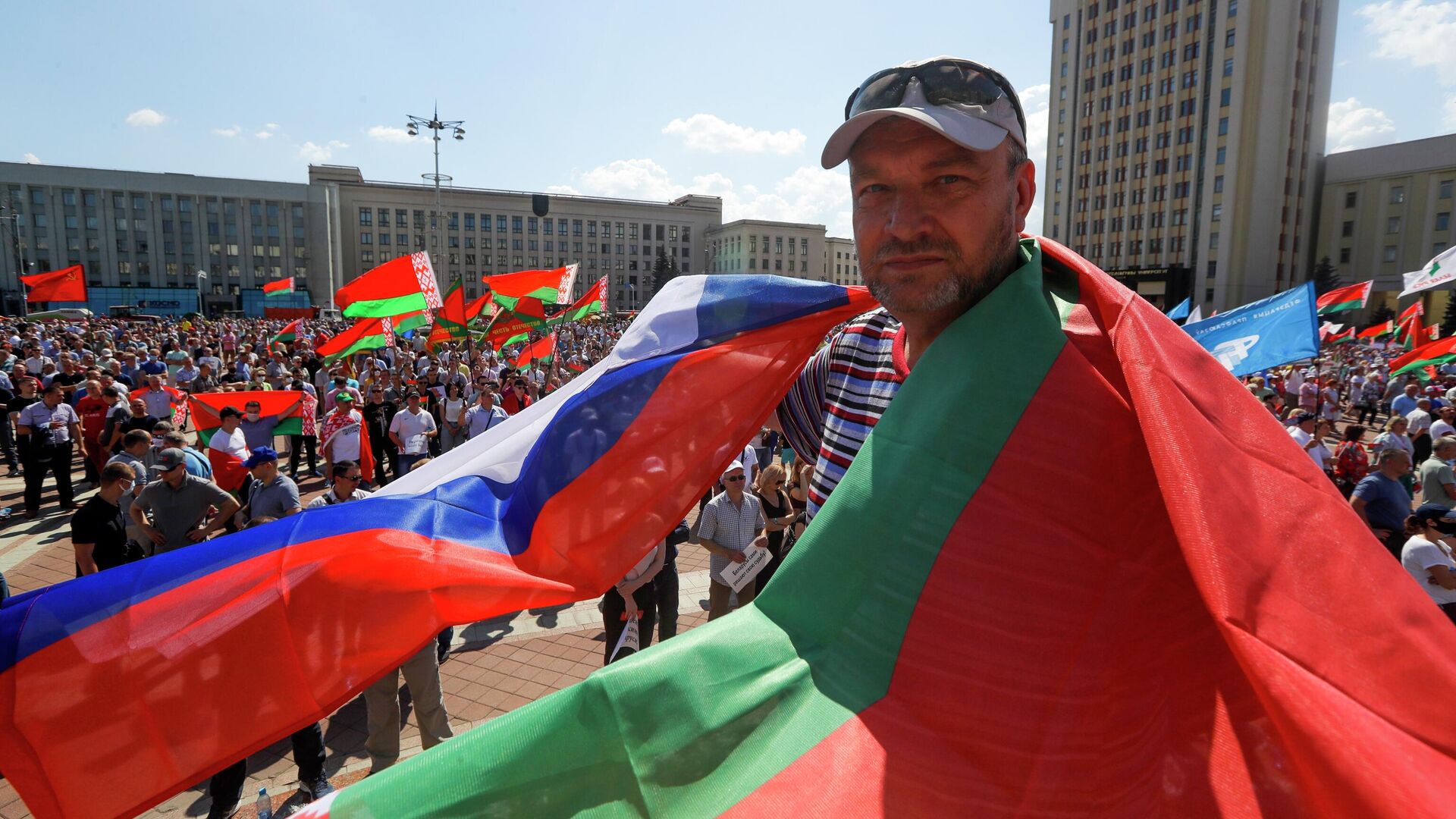 Мужчина на митинге, организованном в его поддержку Александра Лукашенко на площади Независимости в Минске - РИА Новости, 1920, 10.09.2020