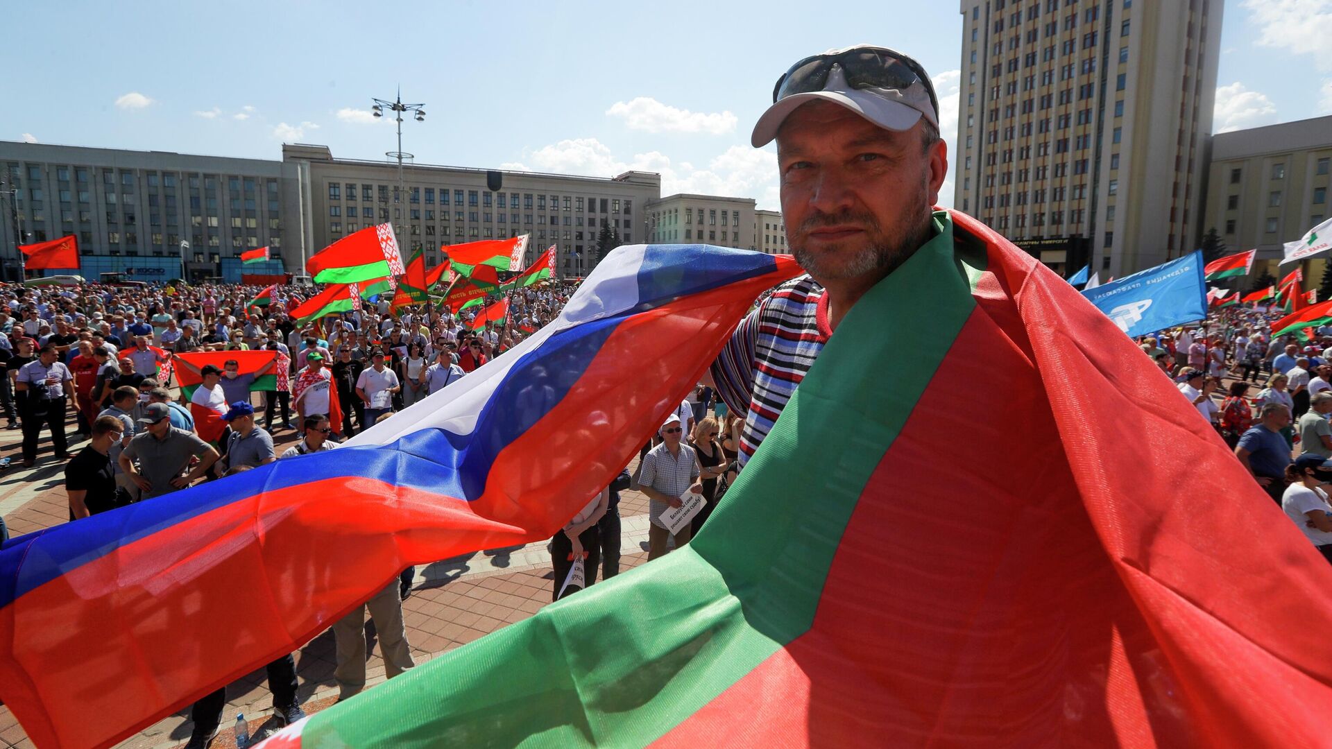 Мужчина на митинге, организованном в его поддержку Александра Лукашенко на площади Независимости в Минске - РИА Новости, 1920, 10.09.2020