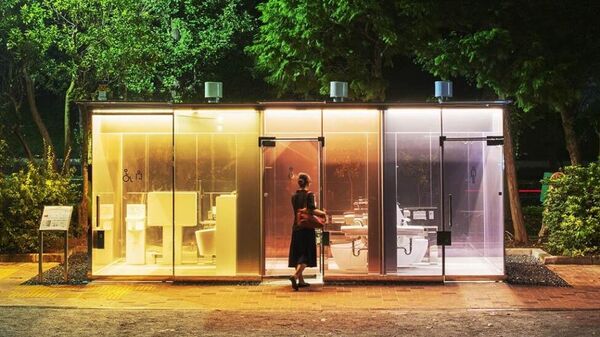 Общественный туалет с прозрачными внешними стенами в парке Токио, Япония