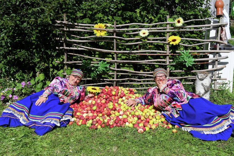 Участницы музейно-фольклорного праздника Яблочной Спас в Красновидово на территории села Красновидово Камско-Устьинского района Республики Татарстан