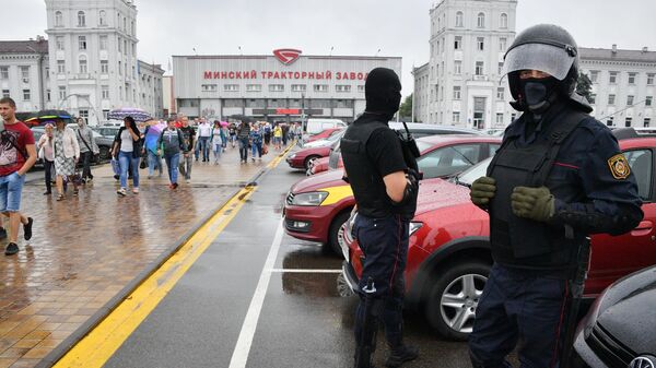 Сотрудники правоохранительных органов у центральной проходной Минского тракторного завода, где проходит акция протеста