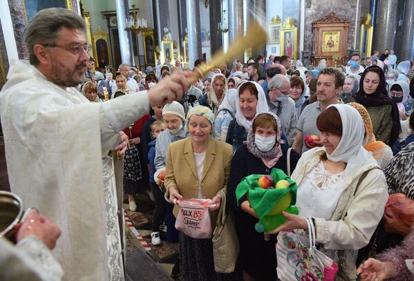 Верующие на праздничном богослужении в честь Преображения Господня в Казанском соборе в Санкт-Петербурге
