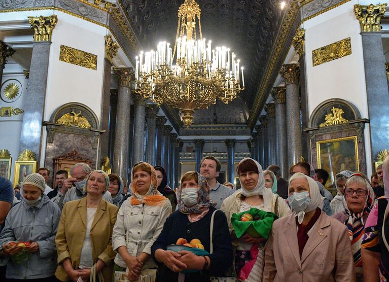 Верующие на праздничном богослужении в честь Преображения Господня в Казанском соборе в Санкт-Петербурге