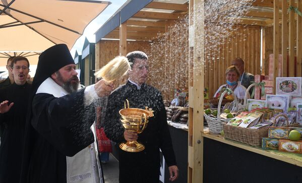 ярмарка у храма вооруженных сил. Смотреть фото ярмарка у храма вооруженных сил. Смотреть картинку ярмарка у храма вооруженных сил. Картинка про ярмарка у храма вооруженных сил. Фото ярмарка у храма вооруженных сил